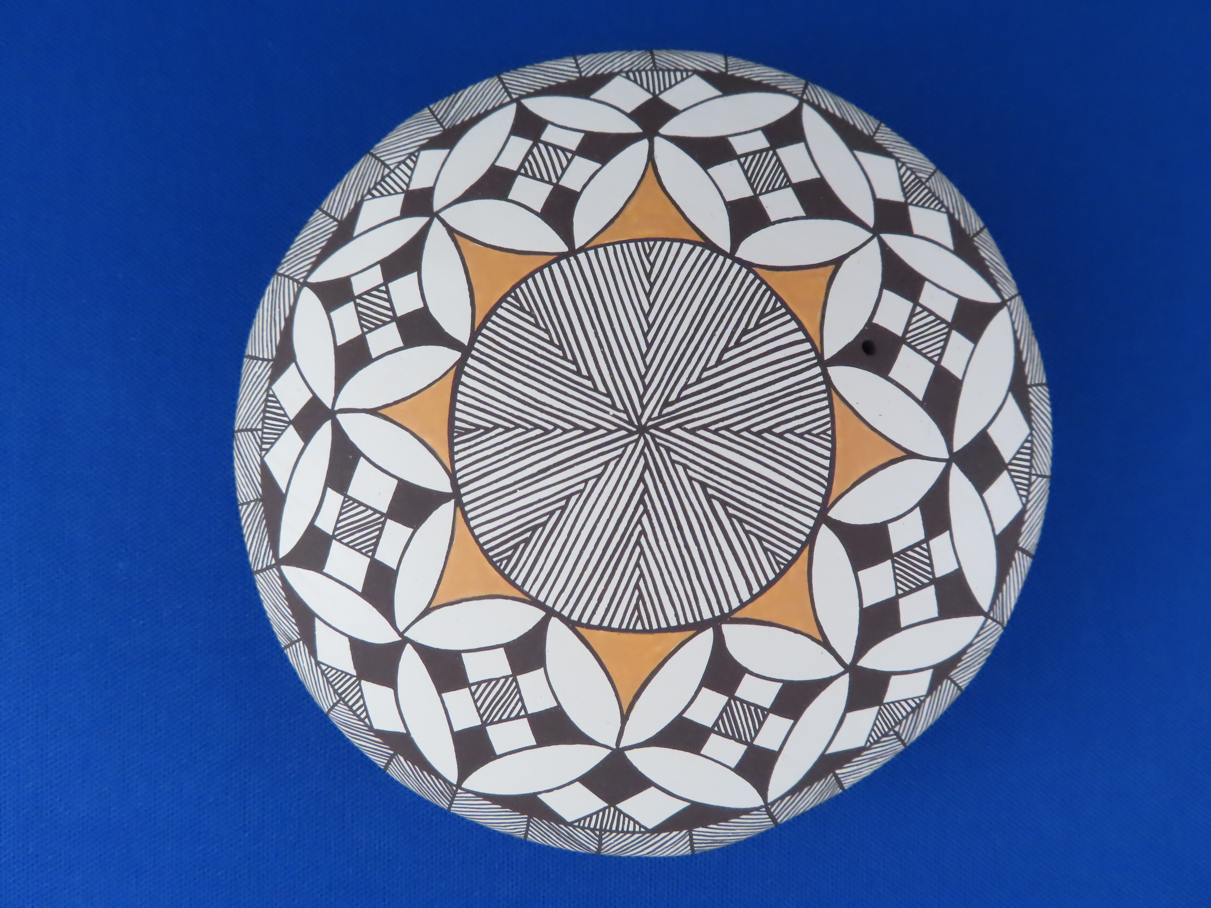 Small Acoma Seed Pot by Shaylene Chino
